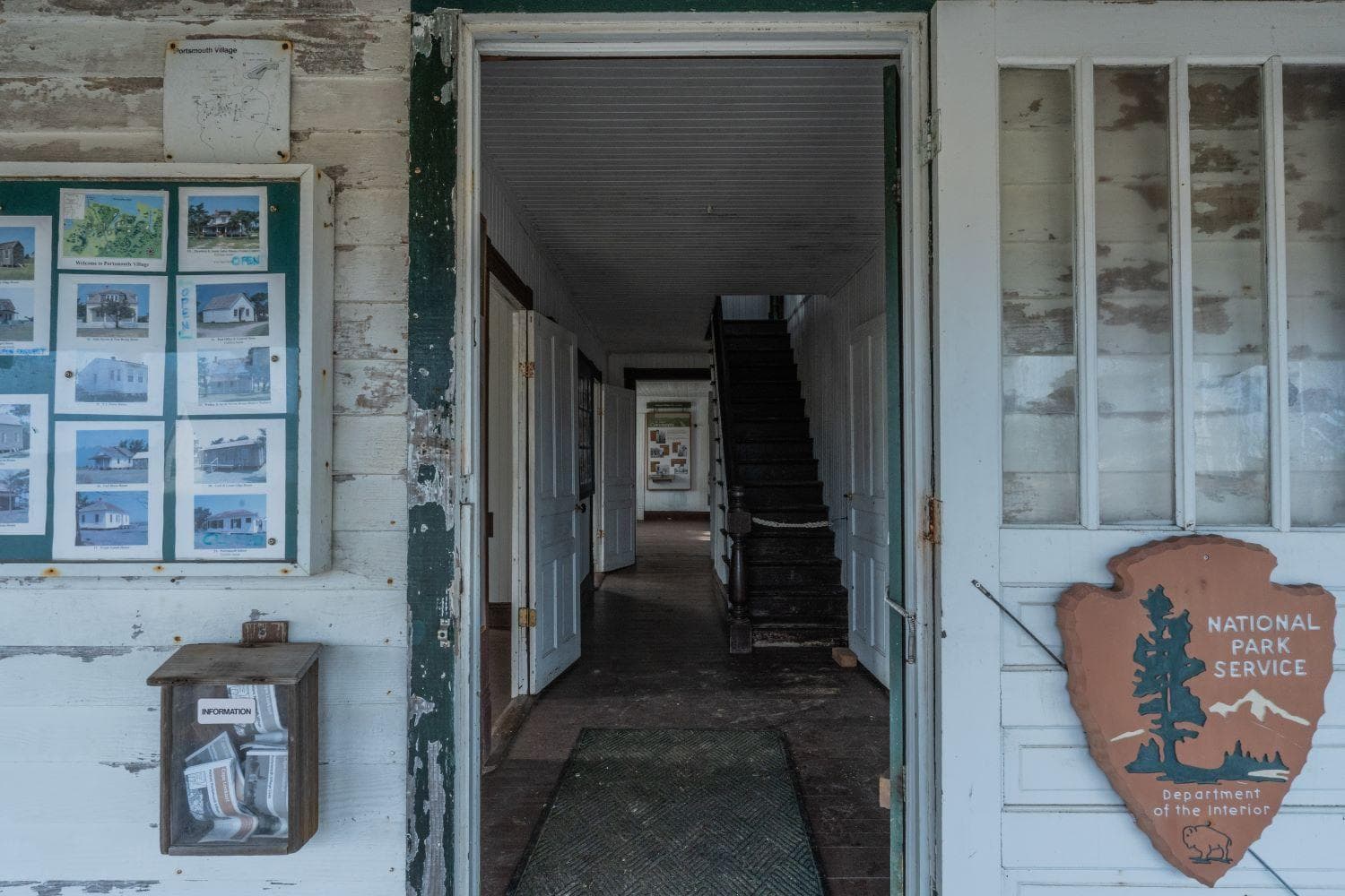 White house with arrow head and welcome sign