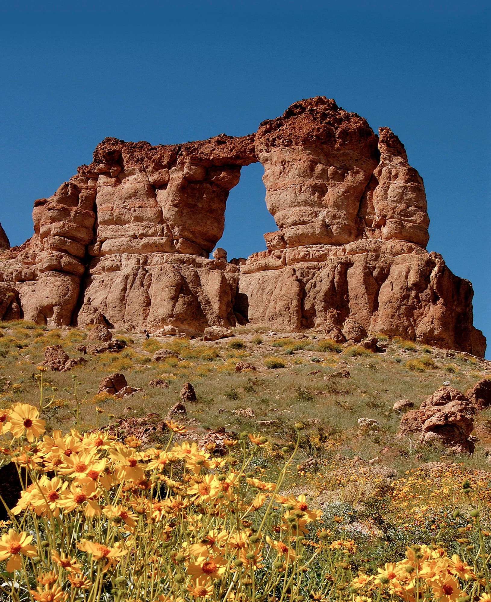 A arch in the middle of a rock.