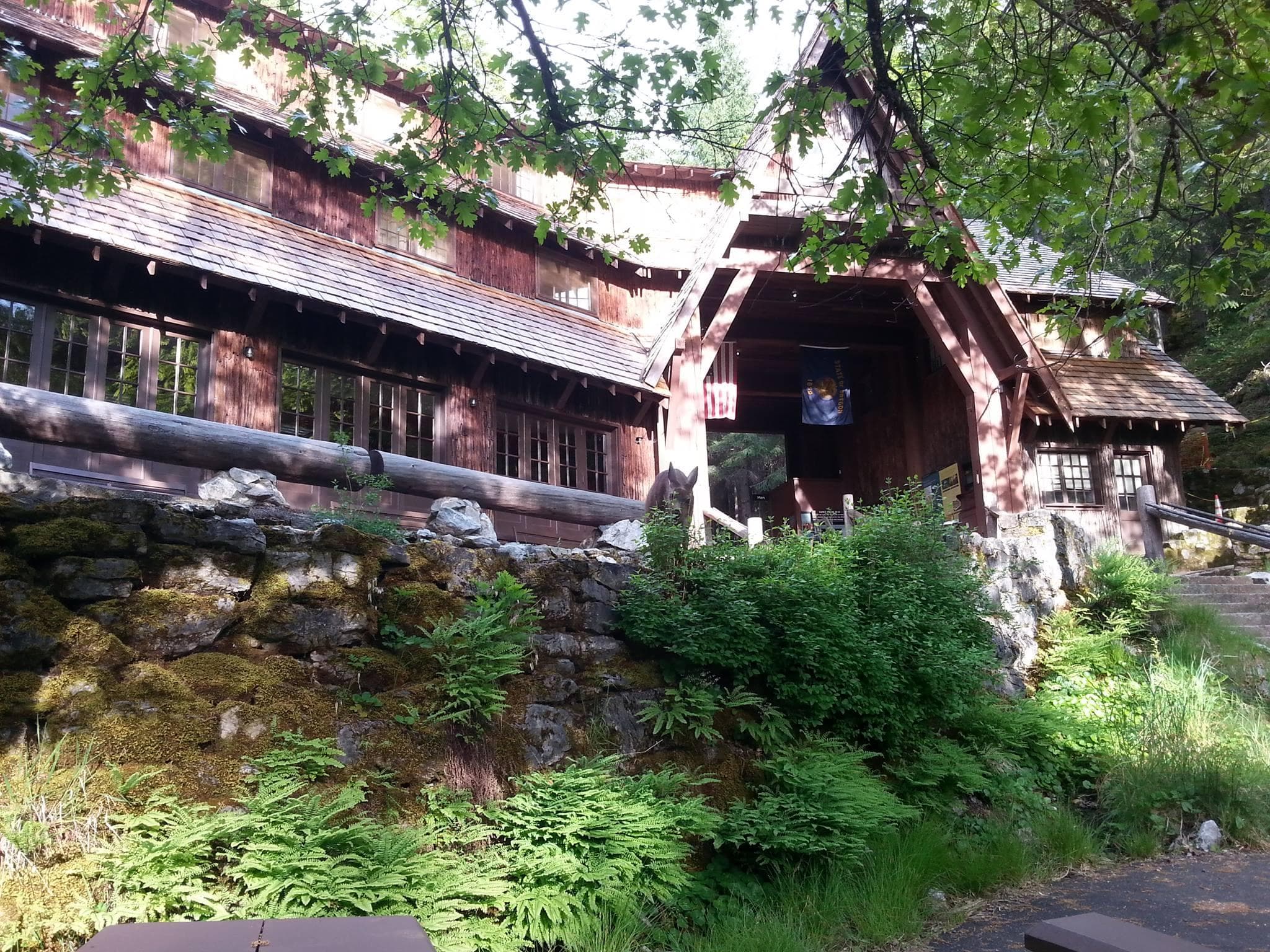 The Oregon Caves chalet visitor center in the summer.