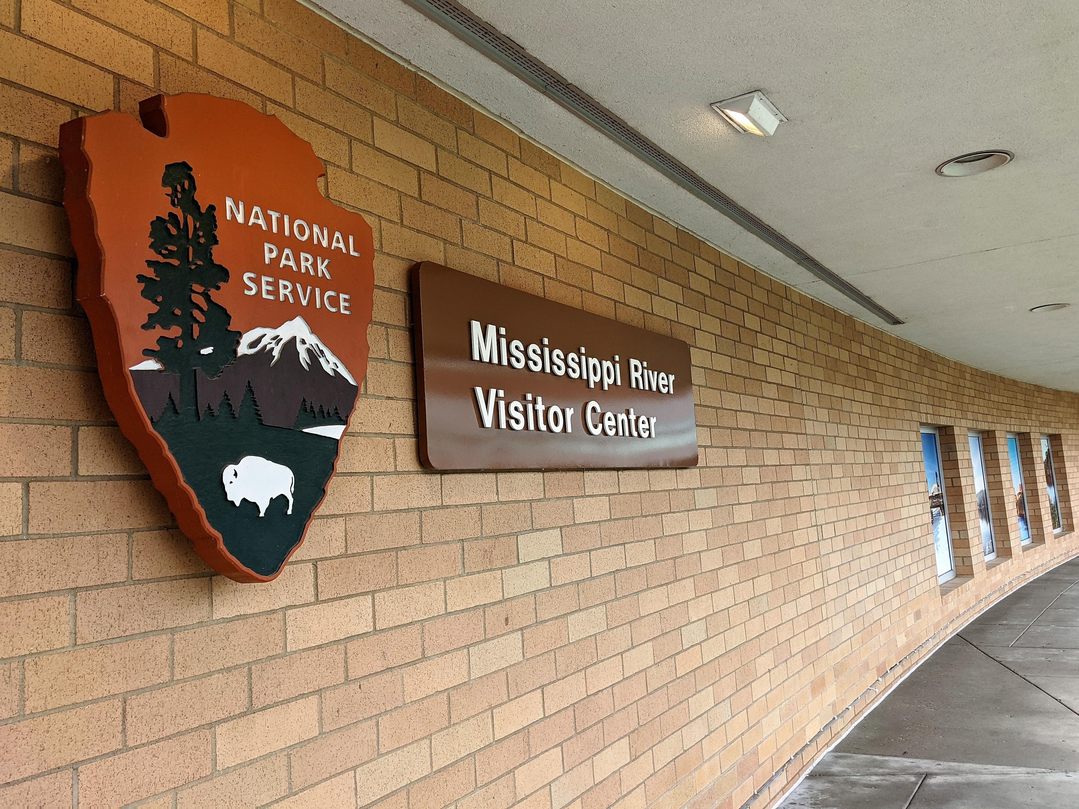 Signs outside of building that say National Park Service and Mississippi River Visitor Center.