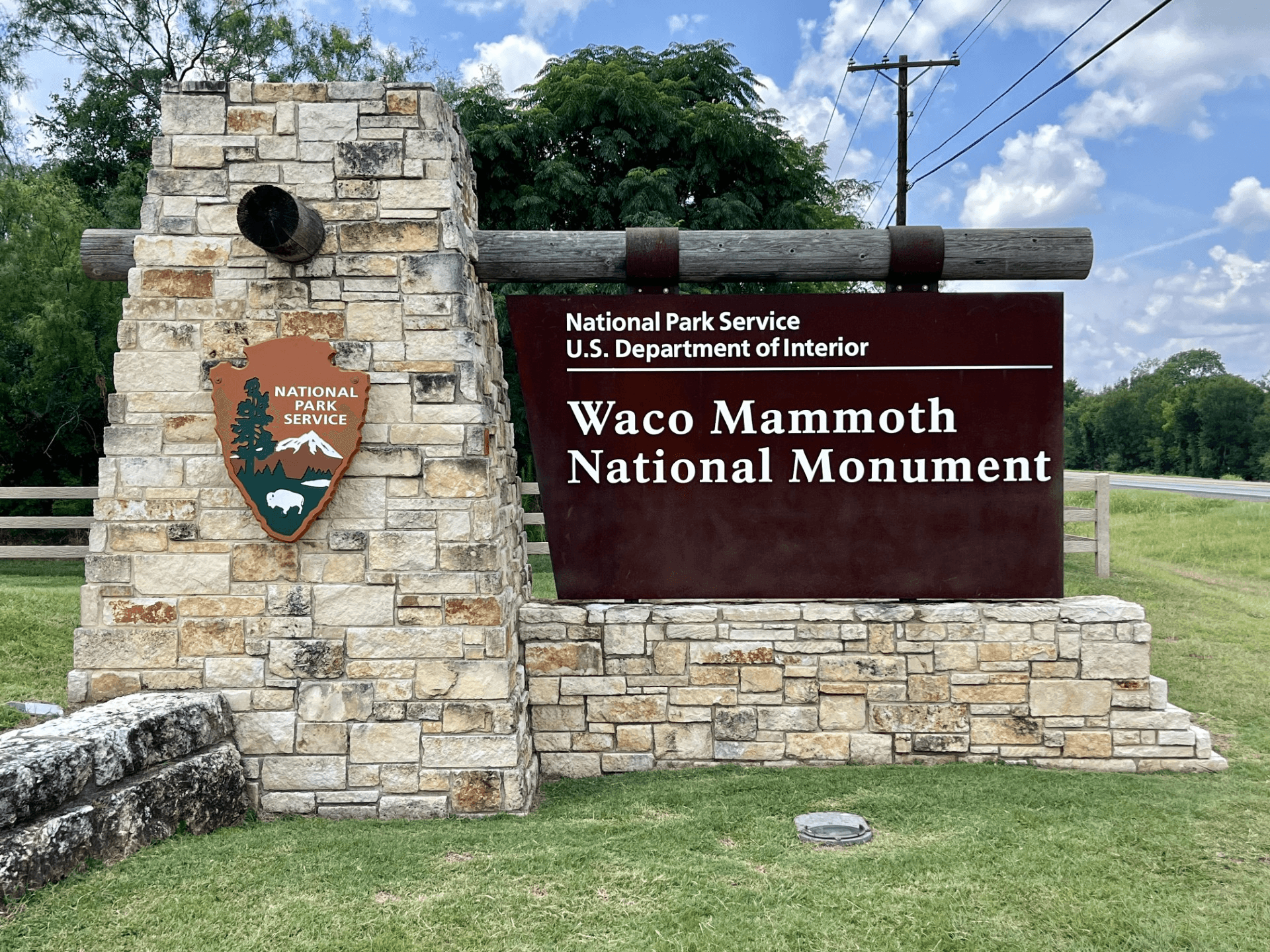 Entrance sign to Waco Mammoth.